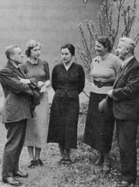 Lehrer Hoenig-Ohnsorg, Valerie B&ouml;nsch, Elisabeth Klemm, davor Pfarrer Paul Fichtner und Lehrer Josef Prinz