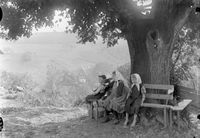 1912 Kinder sitzen bei Wittine an einer Linde